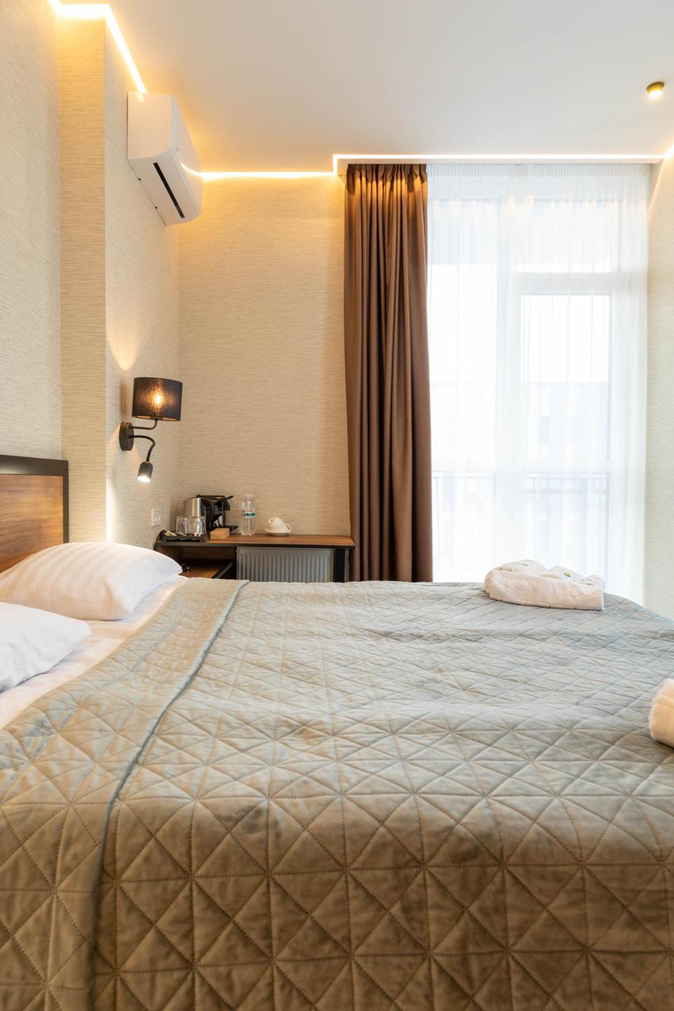 Misto Capsule Hotel Kyiv Exterior photo