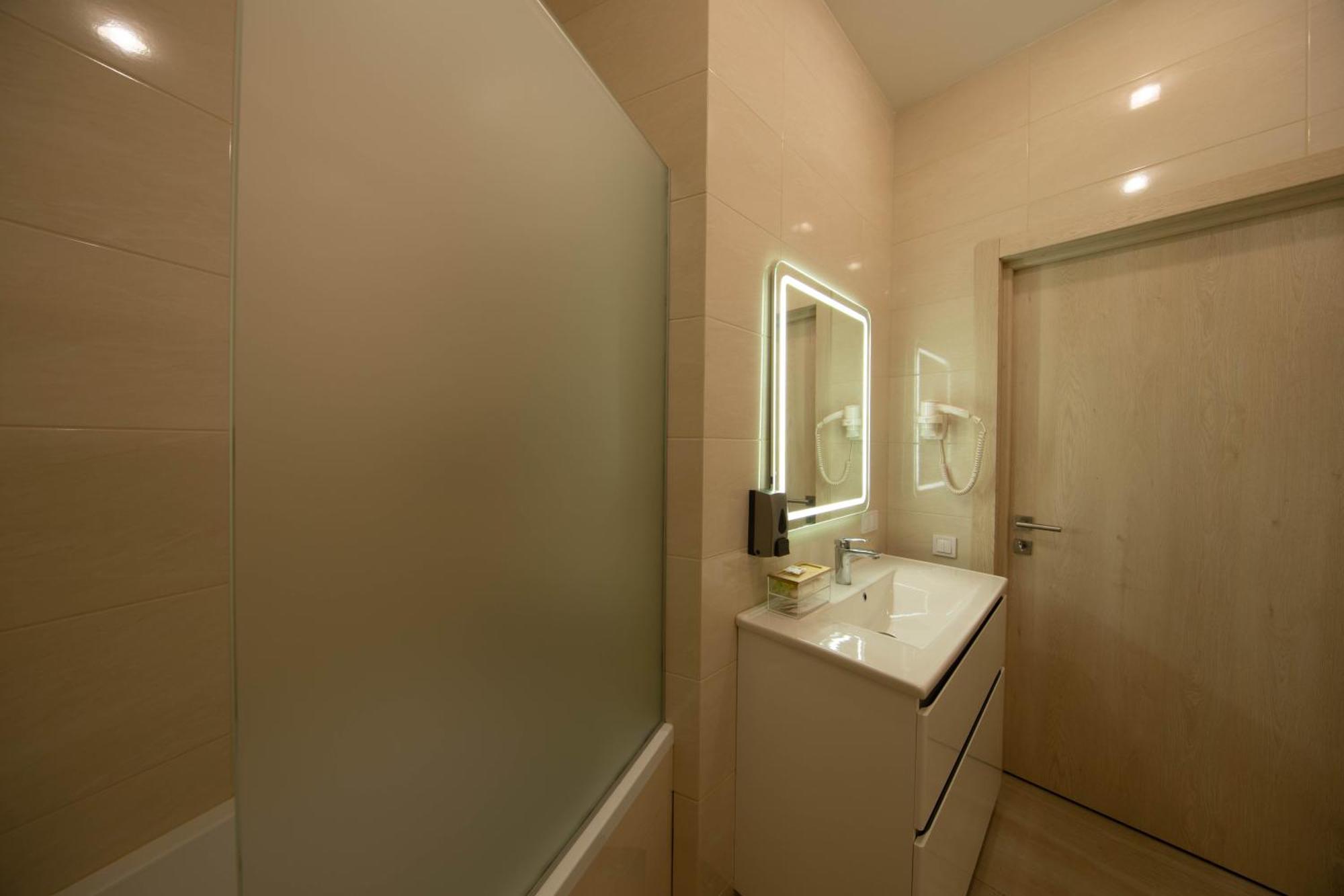 Misto Capsule Hotel Kyiv Exterior photo